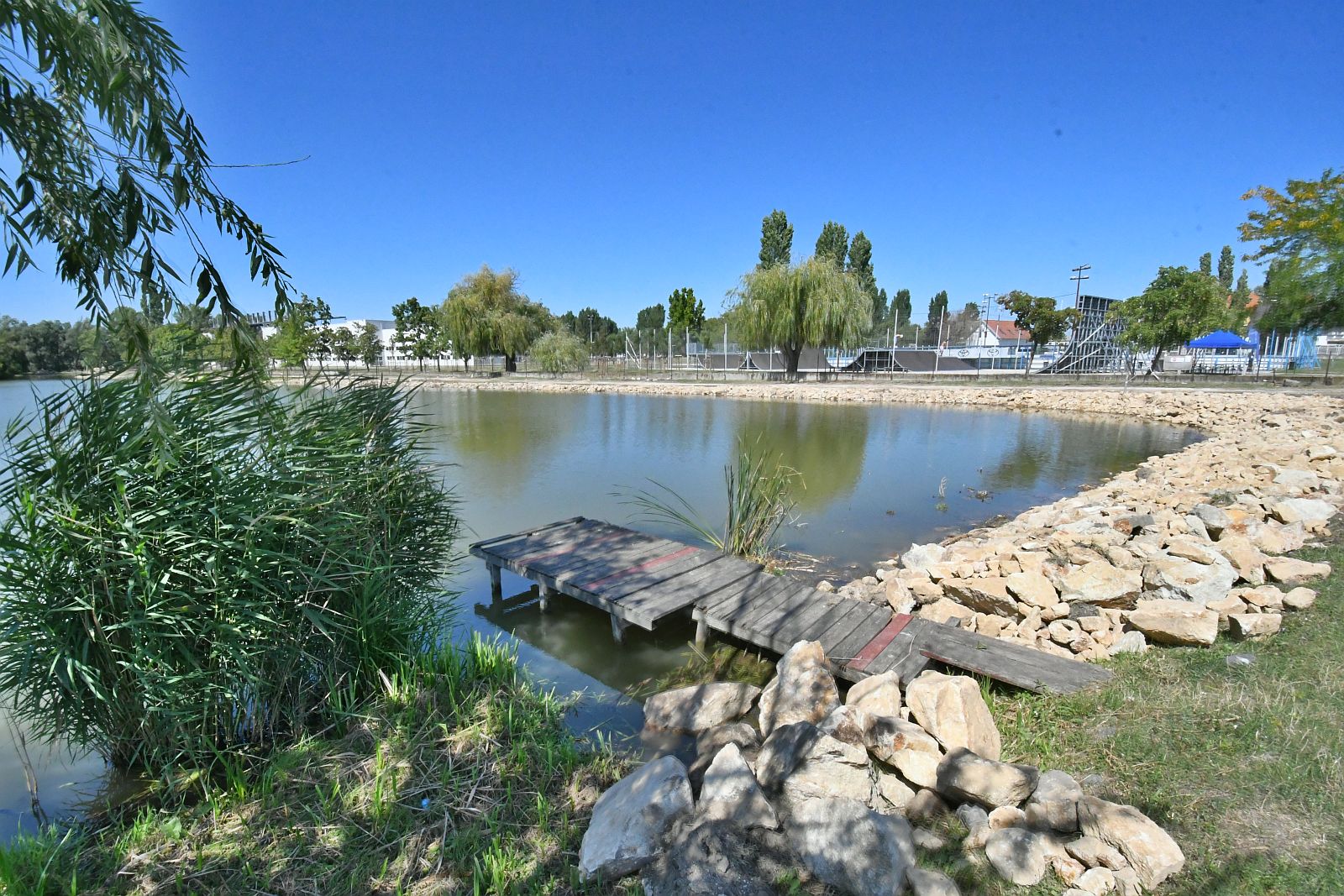 A Bregyó-tó érdekében erősíti meg a partfalat a Széchenyi Horgászegyesület